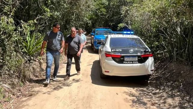 Efectivos de la policía brasileña inspeccionan el sendero a la playa donde fue encontrado el cuerpo de la joven argentina. 