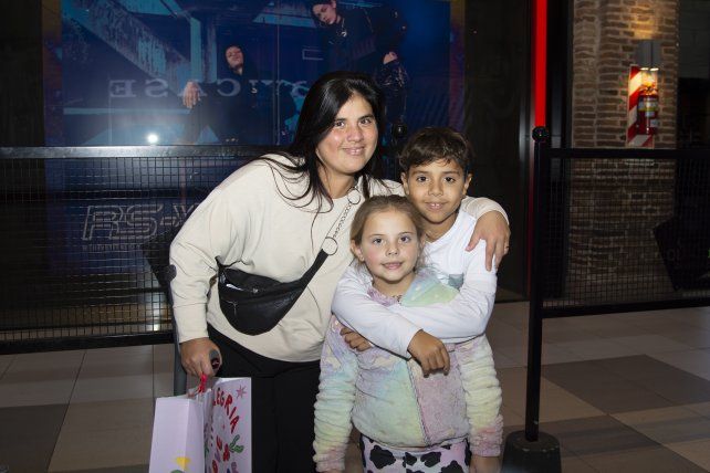 Sol Bustos, Gisela Salina y Agustín Bustos.