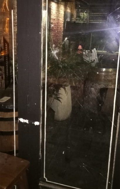 El impacto sobre la vidriera del bar Abarrote. 