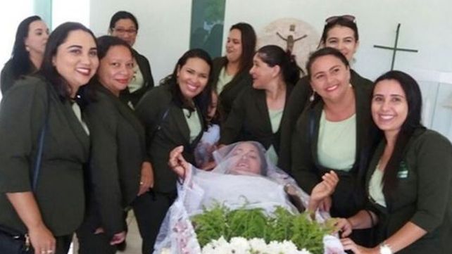 Una mujer pudo cumplir su insólito deseo de un funeral en el que la velen viva