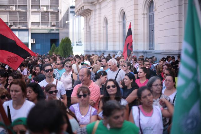 Estatales y docentes marcharon a Casa de Gobierno en repudio del techo del 18% y denunciaron aprietes