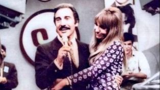 Roberto Galán junto a Gladys Mancini en el icónico programa televisivo Si lo sabe, cante