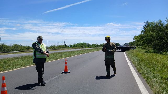 Un vehículo Ford Ecosport con una pareja que viajaba a Brasil debieron ser socorridos por los Bomberos tras volcar en ruta 12