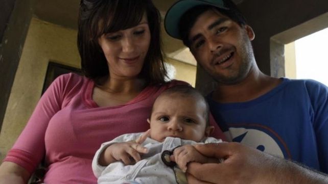 Mujer policía reanimó a bebé que se ahogaba tras tomar la teta