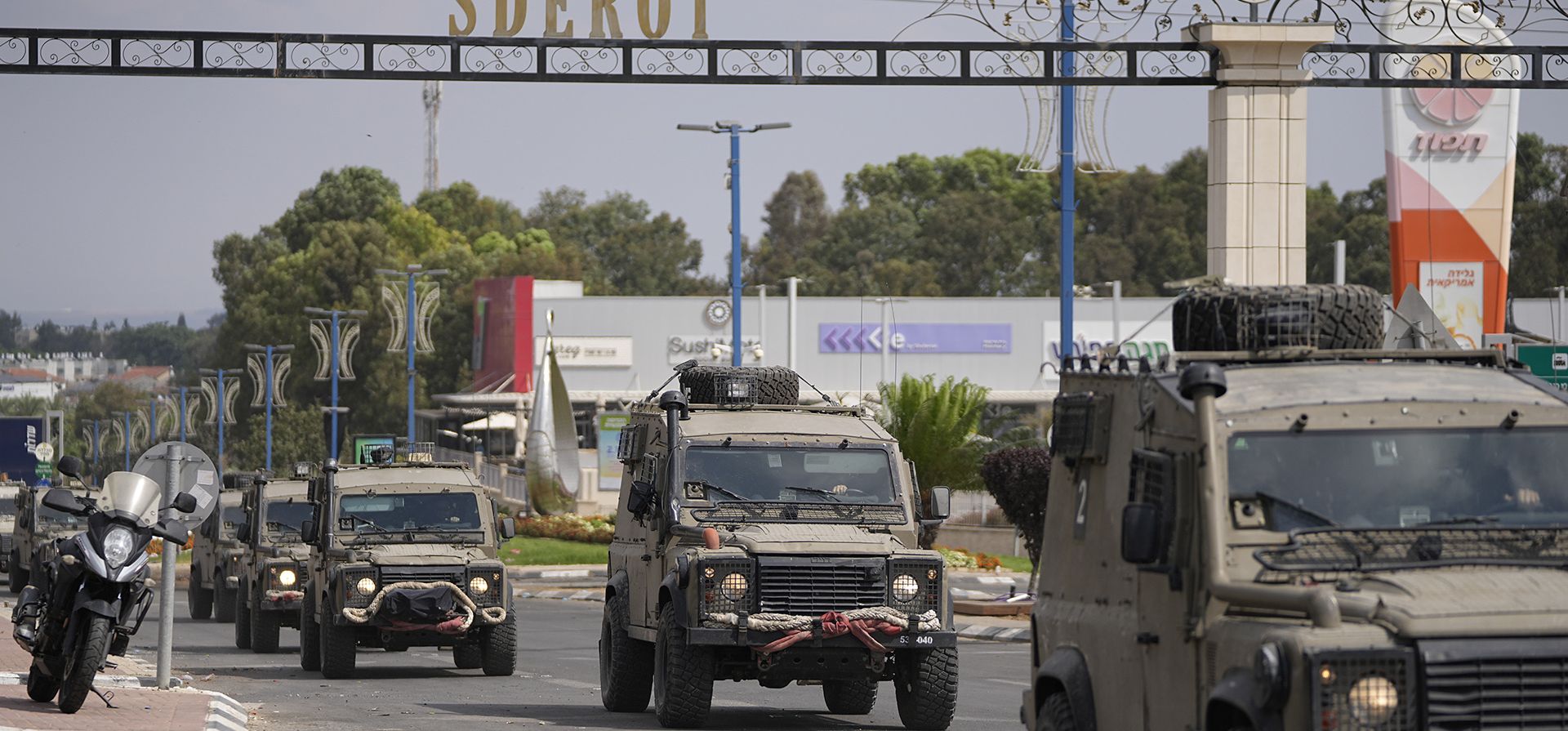Una columna del ejército israelí llega a Sderot, una ciudad cercana a la Franja de Gaza, el miércoles 11 de octubre de 2023. (Foto AP/Ohad Zwigenberg) Una columna del ejército israelí llega a Sderot, una ciudad cercana a la Franja de Gaza, el miércoles 11 de octubre de 2023. (Foto AP/Ohad Zwigenberg)