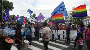 {alttext(,#8M: Organizaciones sociales marcharon a la Municipalidad y entregaron un petitorio a Varisco )}