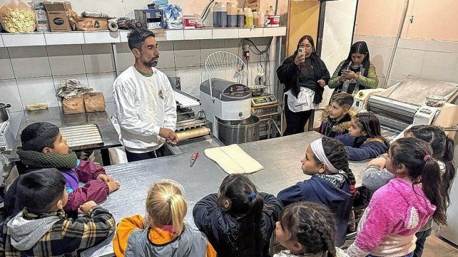 La panadería social San José nació hace ocho años y recibe la visita de escuelas para compartir sus saberes
