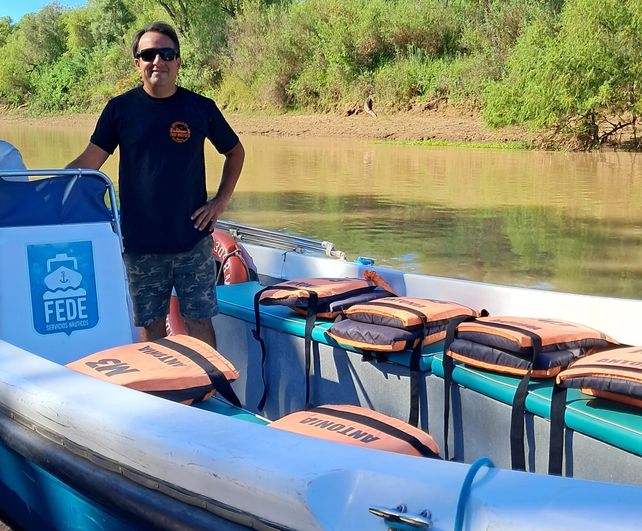 Federico Clérico es otro de los chóferes de río que cruza pasajeros con su lancha.