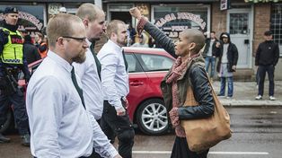 Una mujer desafió a 300 neonazis y se convirtió en un símbolo contra el racismo