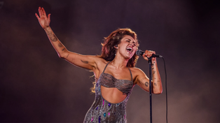 Miley Cyrus interpretó por primera vez en vivo la canción Flowers, con la que se retiró en medio de una ovación de todo el público de los Grammy 2024.