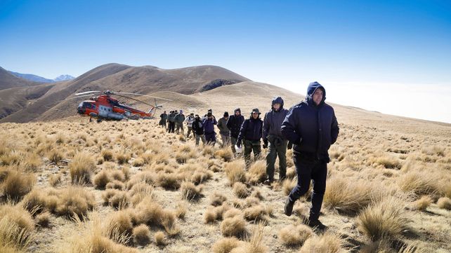 A salvo. Pasajeros y tripulantes al momento de ser rescatados ayer al mediodía en la zona de los cerros del Aconquija