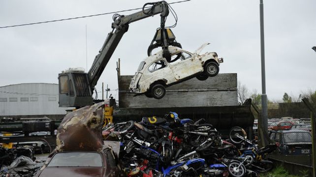 Un Fiat 600 está a punto de ser compactado. (Foto: S. Suárez Meccia)