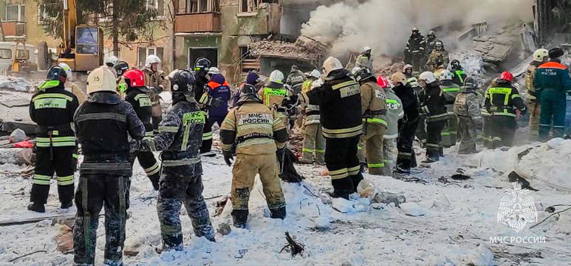 Personal de emergencias trabajan en un edificio residencial de cinco pisos que se derrumbó después de una explosión de gas en la ciudad siberiana de Novosibirsk, Rusia, el jueves 9 de febrero de 2023. Las autoridades dicen que una explosión de gas causó la muerte de al menos cinco personas, incluido un niño de 2 años. (Servicio de prensa del Ministerio de Emergencias de Rusia vía AP)