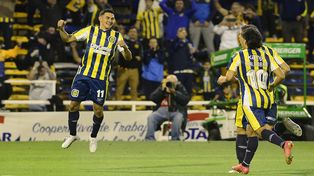 Maxi Lovera ya convirtió y sus compañeros corren a abrazarlo.&nbsp;