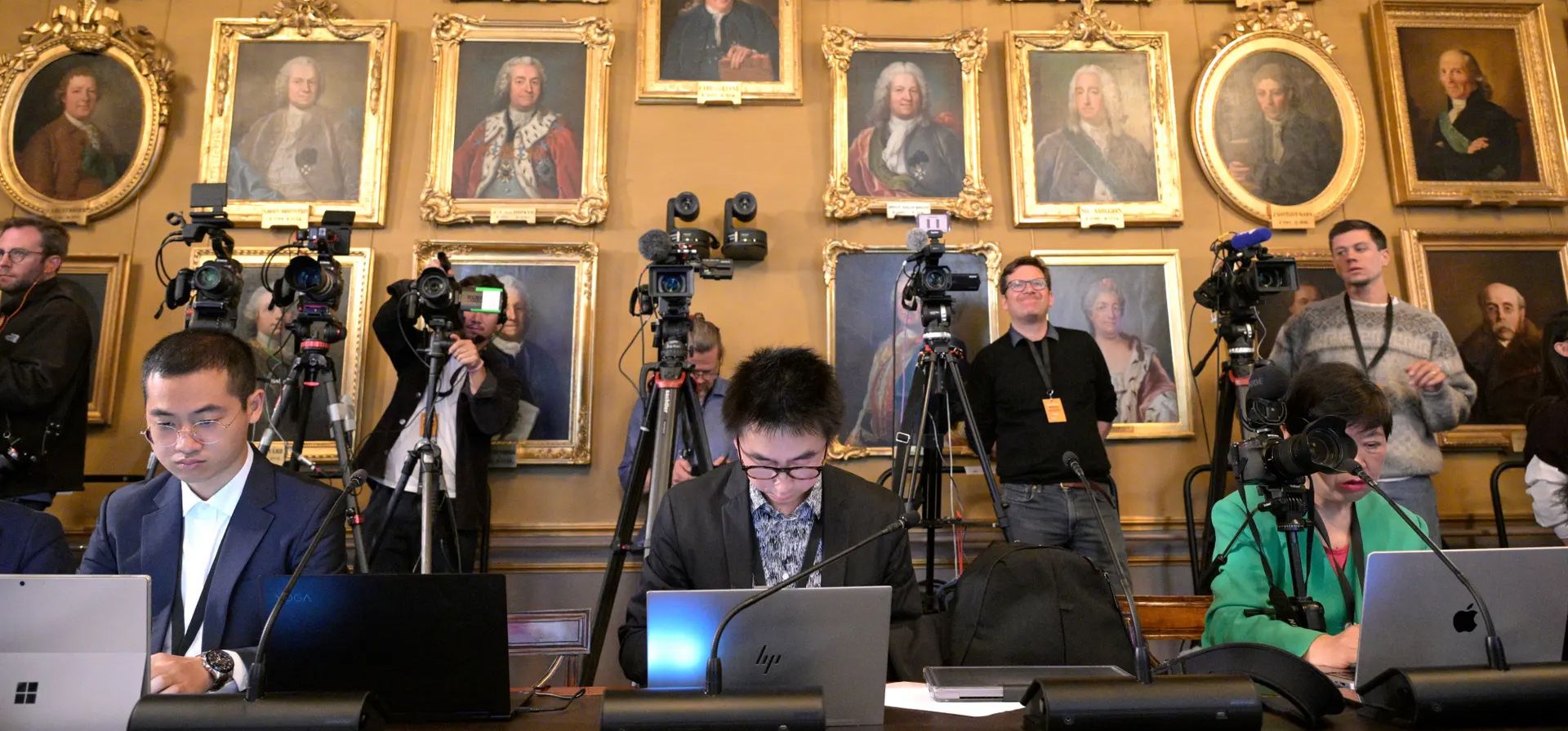 Estocolmo, Suecia. Los periodistas esperan el anuncio de los ganadores del Premio Nobel de Física 2023, en la Real Academia Sueca de Ciencias. El premio fue otorgado conjuntamente a Pierre Agostini, Ferenc Krausz y Anne L Estocolmo, Suecia. Los periodistas esperan el anuncio de los ganadores del Premio Nobel de Física 2023, en la Real Academia Sueca de Ciencias. El premio fue otorgado conjuntamente a Pierre Agostini, Ferenc Krausz y Anne L