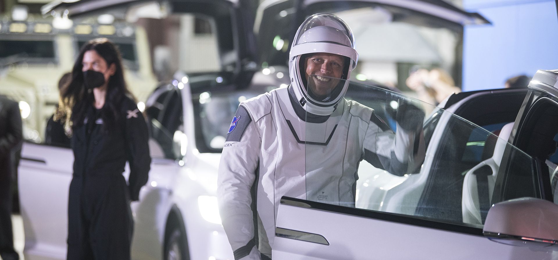 El astronauta de la NASA Robert Hines saluda a familiares y amigos mientras él y sus compañeros de tripulación salen del edificio de operaciones y pago Neil A. Armstrong en dirección al complejo de lanzamiento 39A para abordar la nave espacial SpaceX Crew Dragon para el lanzamiento de la misión Crew-4, en el Centro Espacial Kennedy de la NASA en Florida.