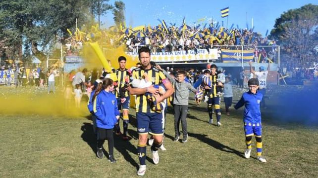 Fiesta en Serodino. El excharrúa Juan Manuel Casini
