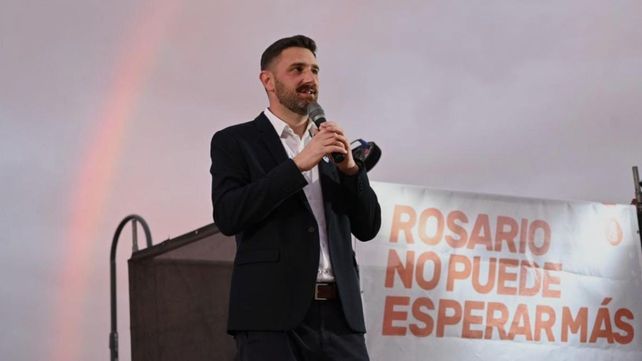 El precandidato a intendente del socialismo, Enrique Estévez, realizó un acto de lanzamiento oficial en la explanada del CEC.