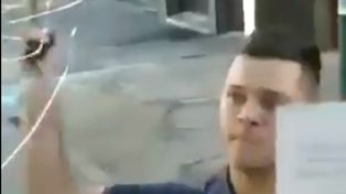 Video: un bombero destrozó a golpes un colectivo