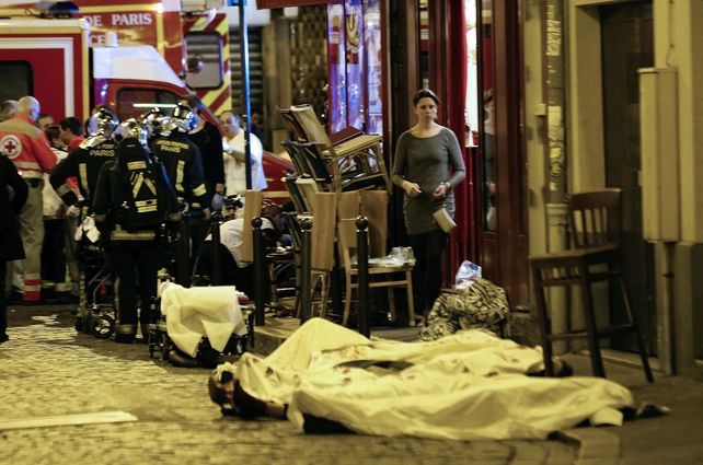 Uno de los muchos caídos en las inmediaciones del famoso teatro Bataclan