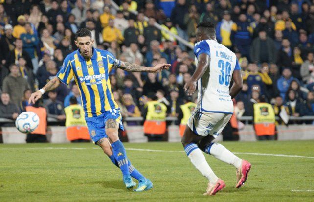 Di María maniobra en el último partido que jugó Central como local en la Copa Libertadores