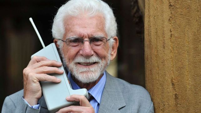 El directivo de la empresa Motorola Martin Cooper realizó la primera llamada telefónica desde un dispositivo móvil.