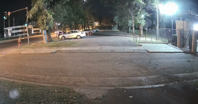 El momento en el que el hombre realiza el ataque contra el frente de Televisión Litoral