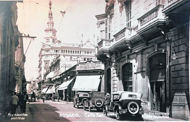 Una imagen donde se ve la inscripci&oacute;n del local original al que volvi&oacute; la Farmacia Inglesa. Donde estuvo hasta 2020 es el local que est&aacute; en obras.&nbsp;