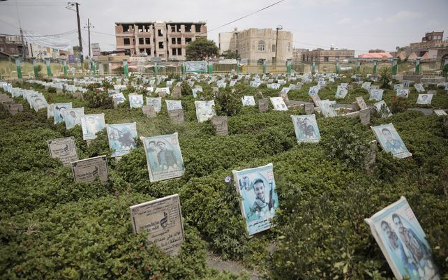 Retratos adornan las tumbas de los rebeldes hutíes que murieron durante los recientes combates, en un cementerio en Sanaa, Yemen, el miércoles 29 de septiembre de 2021.