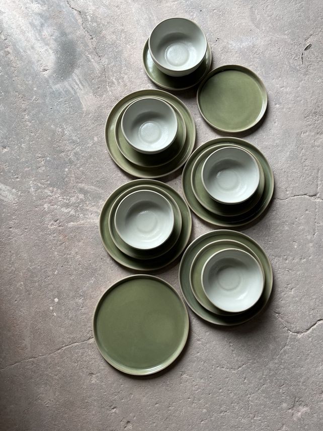 Tazas, platos, dips de diseño minimalista.
