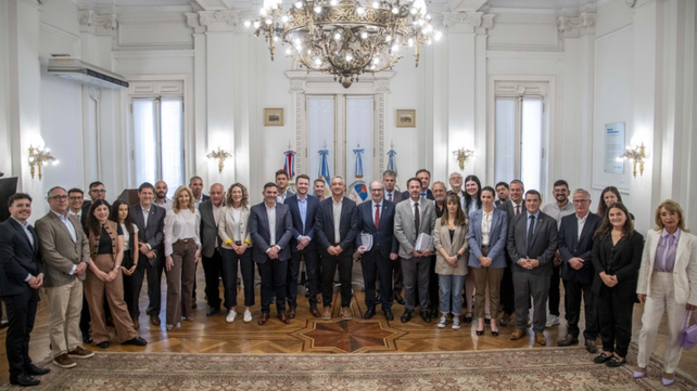 El intendente Pablo Javkin recibió en el Palacio de los Leones los aportes académicos para la autonomía municipal.