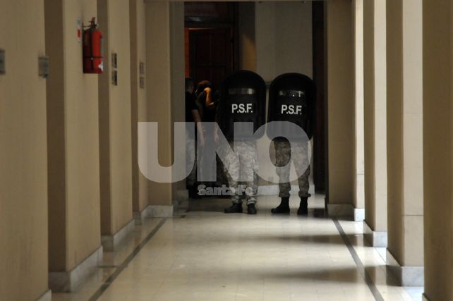 Custodiado. El juez ordenó que no se le saquen fotos al imputado en la audiencia.