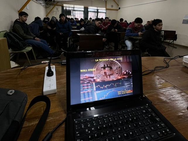 Son profesores de escuelas técnicas y dan charlas sobre criptomonedas