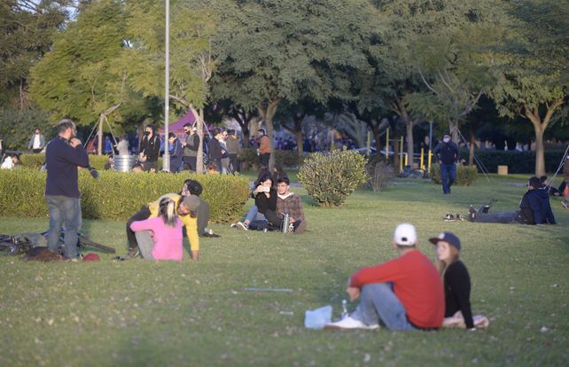 Perfil de víctimas. Los delincuentes se mueven de a dos o tres y eligen a parejas o amigos sentados en los espacios verdes.