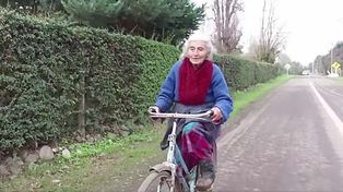 ¿Quién es el famoso actor que felicitó a la anciana que recorre a diario 30 kilómetros en bicicleta para ir a trabajar?