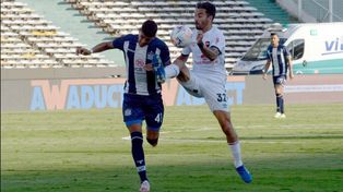 Hincapié le gana con lo justo a Nacho Scocco, autor del primer gol de Newells.