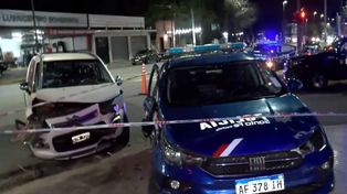 Violento impacto entre un Citröen Ais Cross y un patrullero en Córdoba y Felipe Moré, una esquina semaforizada.&nbsp;