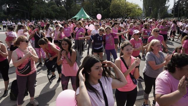 Una multitud rosa copó la Calle Recreativa de Oroño.