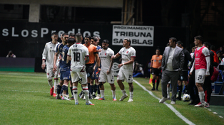 Ever Banega ya recibió la tarjeta roja por una dura patada a Lozano. Newells se quedó sin el capitán.