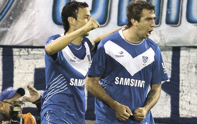Alegría. Cabral y Pratto festejan el empate parcial del equipo de Gareca.