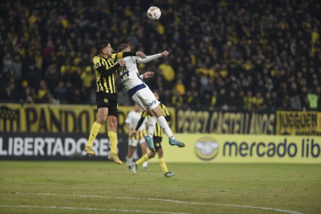 Central perdió en la última fecha de la Libertadores ante Peñarol y bajó a la Copa Sudamericana.