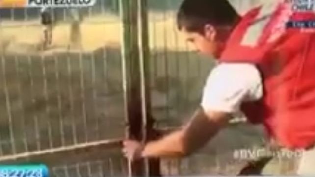 El bombero que se volvió viral por tratar de romper un candado y fallar