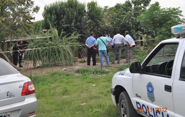 Los policías en el patio de la vivienda donde retiraron los cuerpos de Berta Añazgo y Juan Avila.
