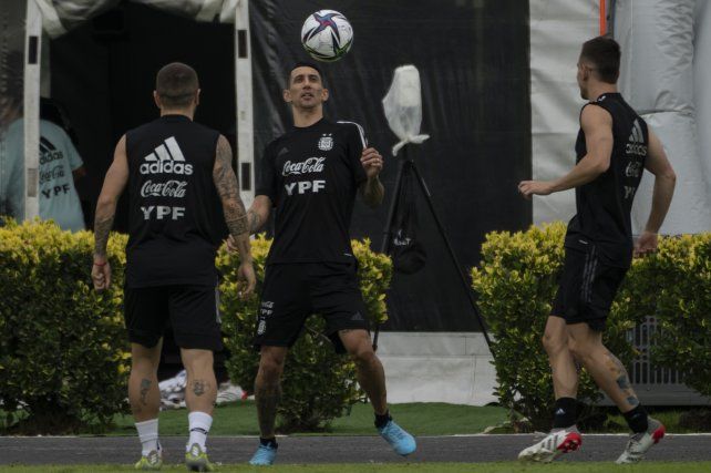 Previa. Di María realiza ejercicios con pelota en el predio de Ezeiza. Esta noche buscará desequilibrar del otro lado de la cordillera.