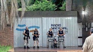 Prefectura montó operativo en una radio de Corrientes y restringió el ingreso.