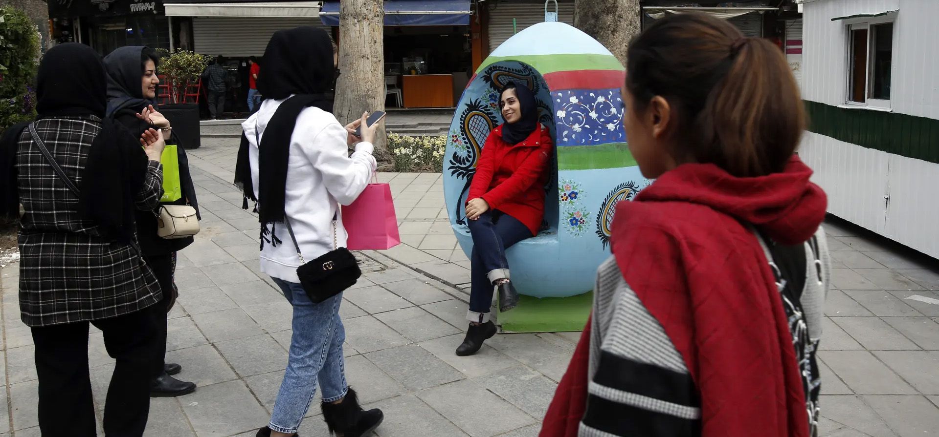 La gente se toma fotos con una instalación de arte en forma de huevo, un símbolo de Nowruz, el año nuevo persa, que se exhibe en una calle antes de las celebraciones en la capital iraní. Fotografía: Abedin Taherkenareh/EPA La gente se toma fotos con una instalación de arte en forma de huevo, un símbolo de Nowruz, el año nuevo persa, que se exhibe en una calle antes de las celebraciones en la capital iraní. Fotografía: Abedin Taherkenareh/EPA