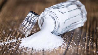 Aconsejan comer por día la cantidad de sal que entra en un blister de aspirina