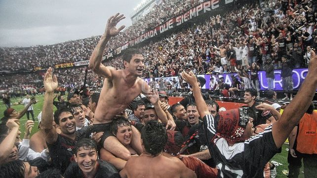 A ocho años del ascenso de Colón ante una multitud