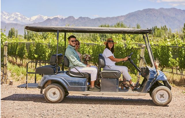 Finca Biandini ofrece bicitours por los viñedos, cabalgatas, paseos en carrito de golf y clases de cocina con sabores locales.