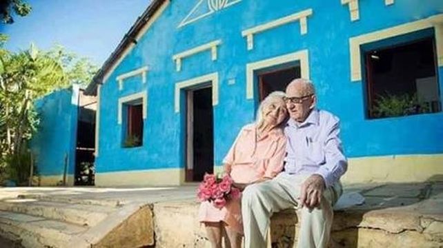 Una pareja de ancianos celebró su 65 aniversario con la sesión de fotos más romántica de Facebook